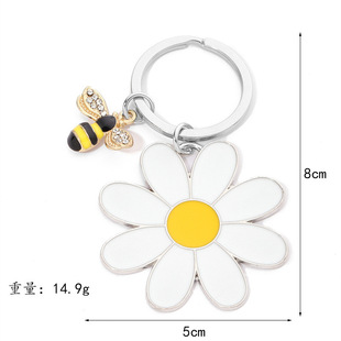 2024 explosion bee daisy keychain fashion creative personality alloy pendant backpack bag pendant wholesale