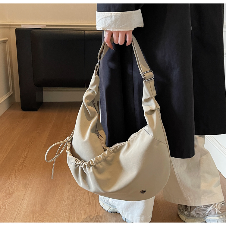 New autumn style, large capacity trendy shoulder bag, fashionable, simple, versatile crossbody bag, relaxed style, commuter dumpling bag for women.