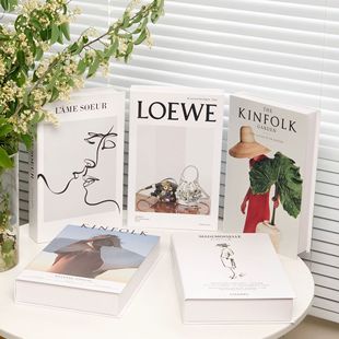 Мягкая книжная одежда на английском языке Современная минималистская модельная комната для имитации книг на ветровой фабрике