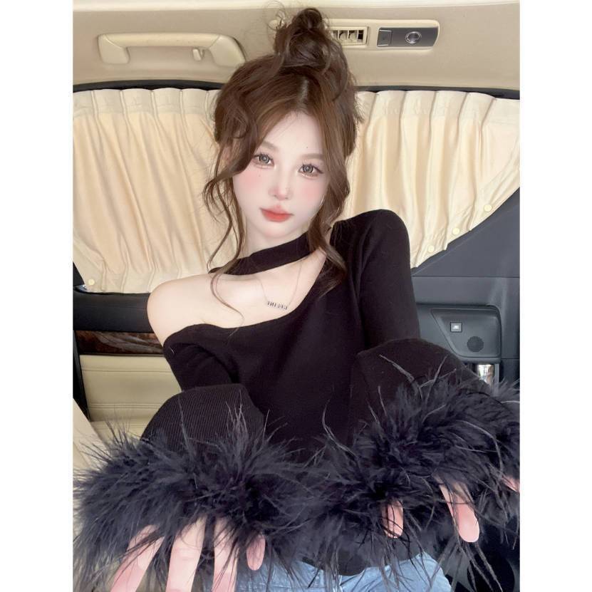 Purely Alluring Style with a Spicy Vibe, Irregular High-End Feel, Fur-Trimmed Sleeves, Halter Neck, Off-The-Shoulder Design, Slim-Fit, Flattering Long-Sleeve T-Shirt