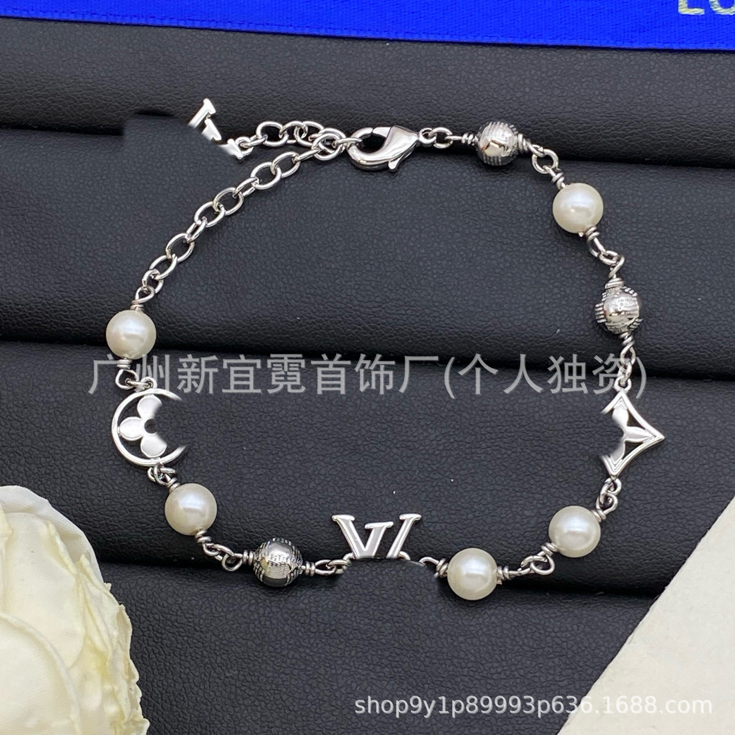轻奢老花跨境新款高品质对版带标驴家v字母手链高版精工批发集合