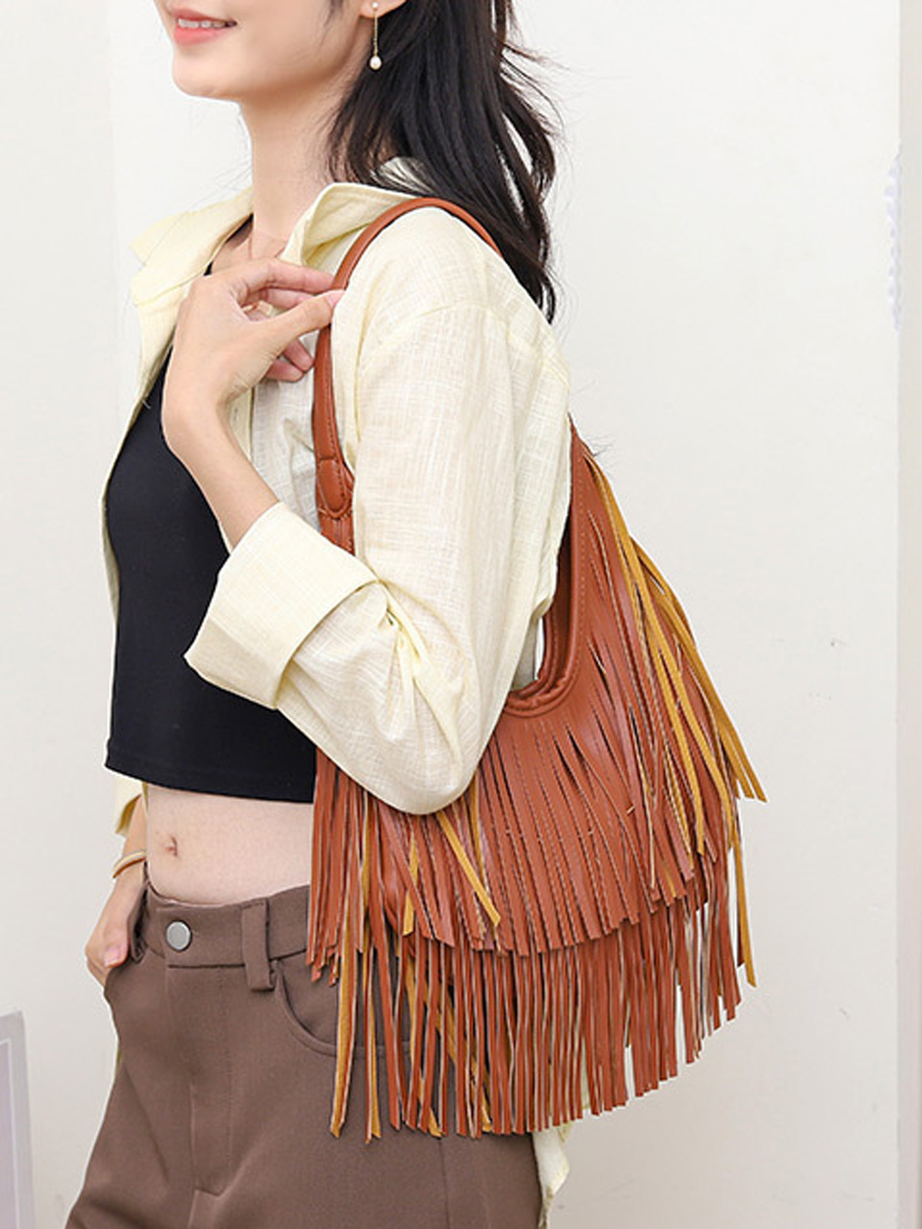 Korean style unique shoulder bag for women, new summer 2025, large capacity, tassel, fashionable and trendy handbag/underarm bag.