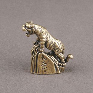Brass gas swallow mountains and rivers creative desktop ornaments Tiger roaring up mountain tiger zodiac Tiger Bronze Tiger tea pet bronze wholesale