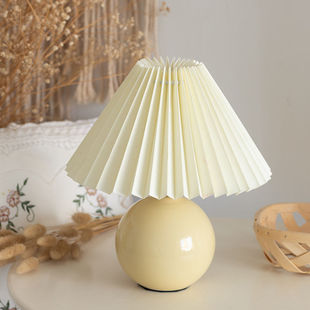 Ceramic Pleated Table Lamp Retro Nordic Ins Style Girl's Internet Celebrity Bedroom Wedding Simple Bedside Nightlight