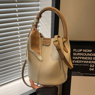 New Women's Bag 2024 New Explosive Internet Celebrity Autumn and Winter Vintage Niche Design Crossbody Bag All-match Portable Bucket Bag