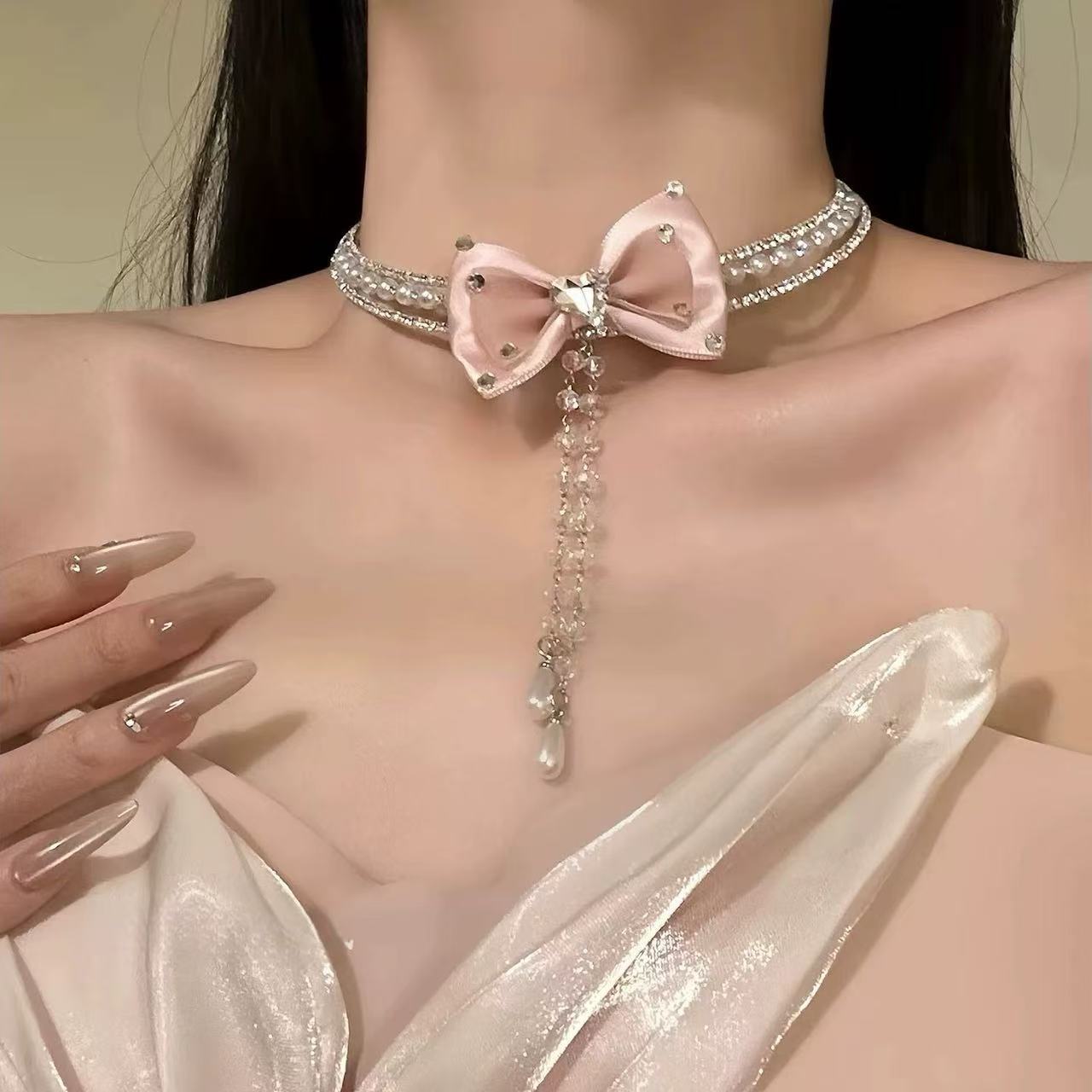 Super elegant French-style teardrop necklace with sparkling diamonds, unique fashion, understated luxury, and sophisticated clavicle chain.
