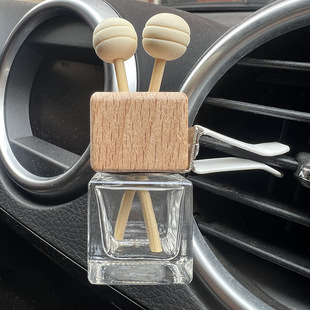 Factory direct car aromatherapy bottle car air conditioning car outlet clip square glass square perfume bottle