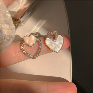 S925 серебряные иглы белые персиковые сердца асимметричные серьги ~ Расширенные чувства в темпераментные серьги Ранняя весна новые серьги Женская мода
