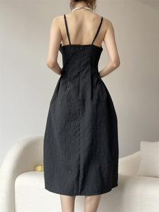 Mengzi elegant texture pleated small black dress sling dress Hepburn style waist-tight Versailles dress X1063