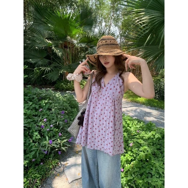 In stock, purple floral print sleeveless halter neck mid-length halter neck tank top, vacation style, wholesale and dropshipping available.