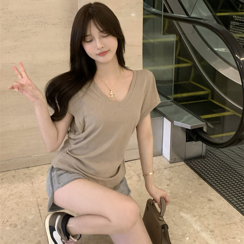 카키 브이넥 불규칙 허리 반팔 티셔츠 여성용 오른쪽 어깨 디자인 틈새 기질 시크하고 아름다운 탑 여름