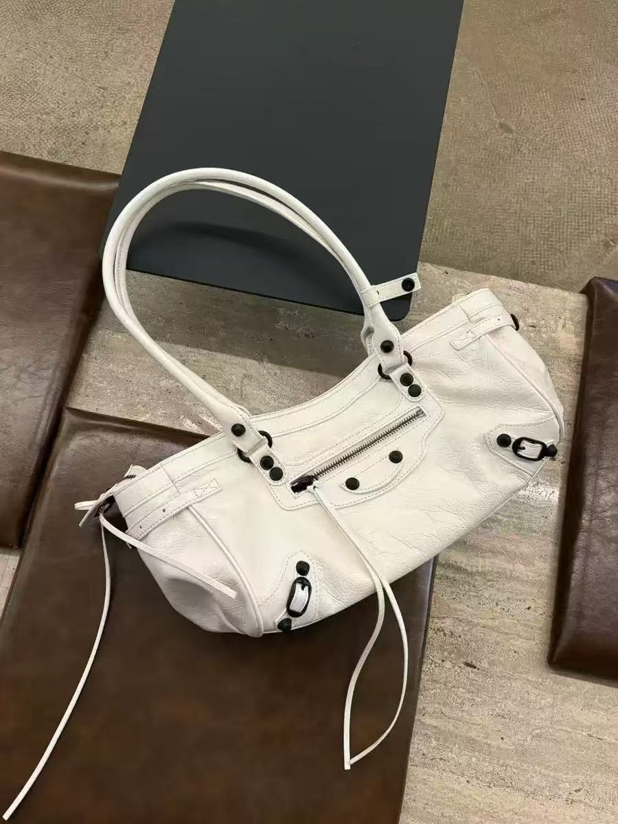 New cross-border Paris arrival, 2026, Instagram influencer style retro studded motorcycle bag, casual commuter shoulder bag/underarm bag.