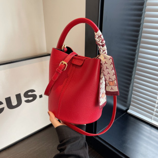 High-quality large-capacity commuter bag 2023 new solid color vegetable basket bucket bag fashionable portable crossbody bag