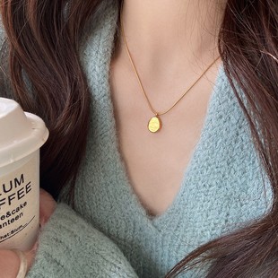 Elegant high-end pearl necklace female niche design light luxury clavicle chain love pendant Joker necklace wholesale
