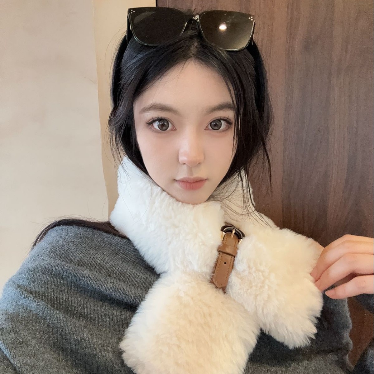 High-End Imitation Rabbit Fur, Comfortable, Warm and Versatile Plush Scarf, Atmospheric Cross Leather Buckle Neck Protector and Warm Scarf