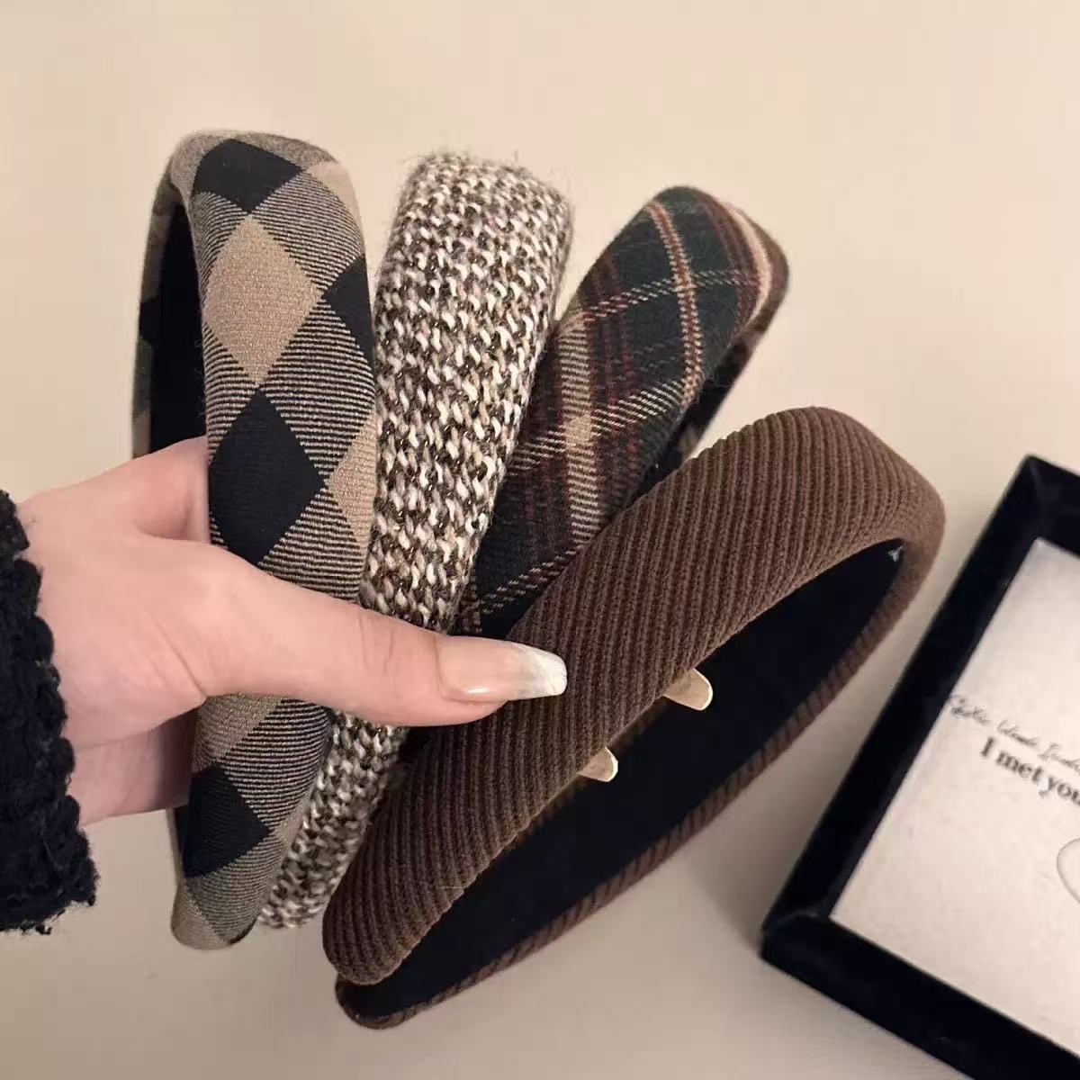 French Retro College Style ~ Essential Plaid Headband for Autumn and Winter Atmosphere, Wide-Brimmed Sponge High-Top Plaid Headband
