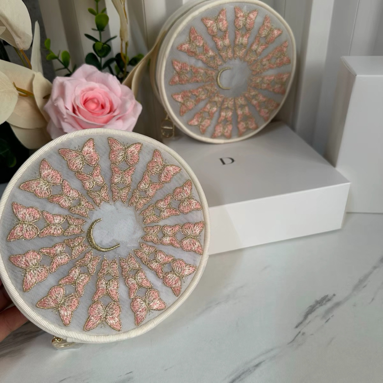 D's 2026 new collection: a French-style butterfly embroidered round cosmetic bag, perfect as a Mother's Day gift, with a moderate capacity