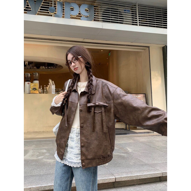 Retro Korean-style high-end brown leather jacket with a bow detail, designed for petite women, featuring a loose-fitting, motorcycle-style PU leather jacket