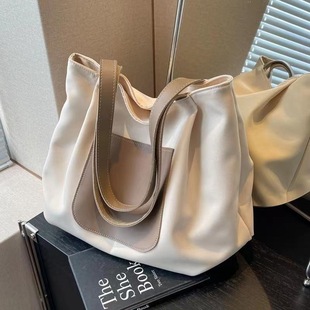 Casual Large Capacity Bag Women's 2023 New Simple All-match Commuter Shoulder Lightweight Travel Bag Korean Style