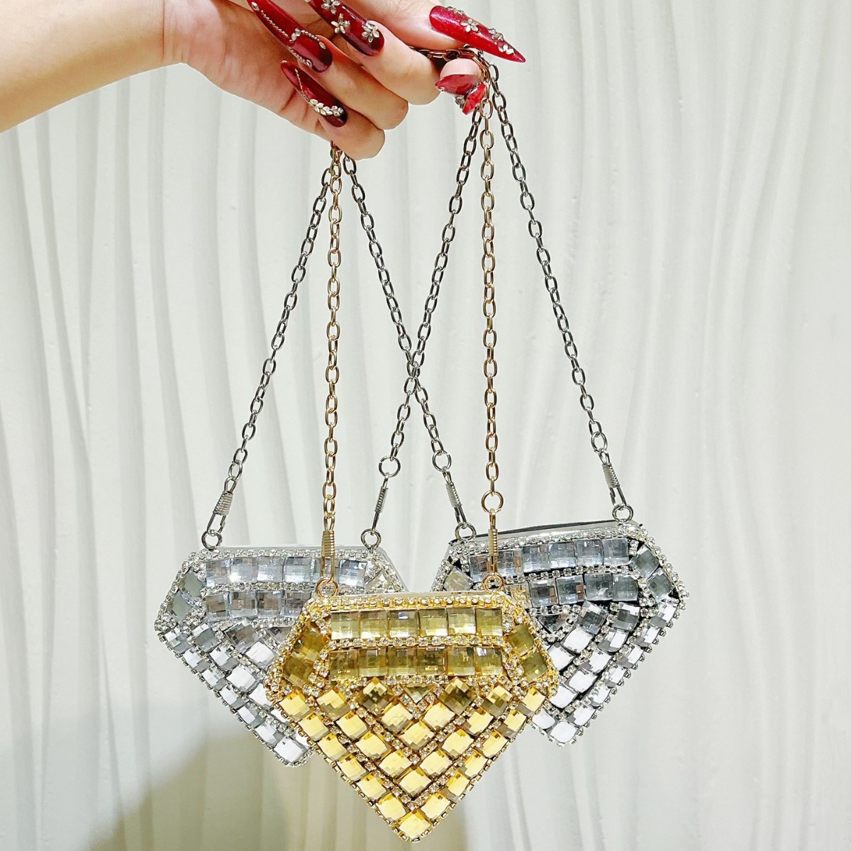 Crystal glass diamond crossbody bag with chain, hollowed-out design, diamond crossbody bag with inner pocket. Manufacturer.