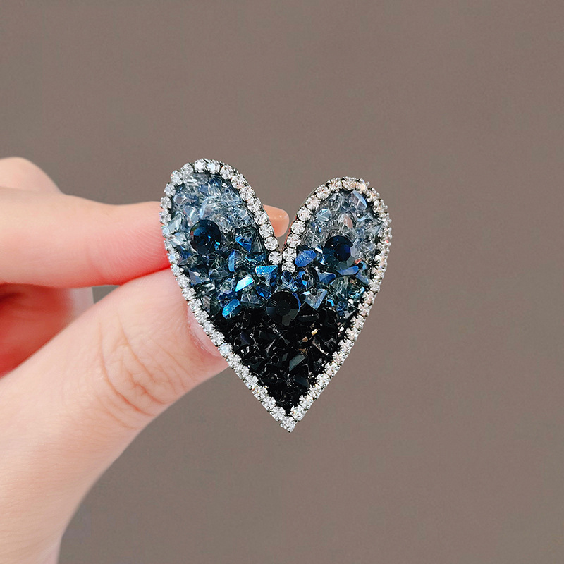 Brooch with a High-End Feel, Light Luxury, Asymmetric Color-Blocking, Heart Design, High-End Niche Pin, Anti-Exposure Neckline Brooch