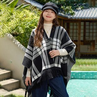 2024 New High-end Women's Summer Fashionable Black and White Knitted Shawl Sunscreen Cloak for Travel Cross-border