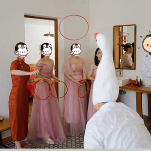 Wedding supplies wholesale funny pick-up big head goose ring door blocking game props spoof toy groomsman