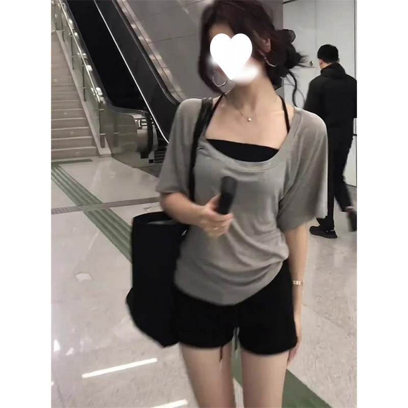 공장 직접 판매 디자인 그레이 U 넥 오른쪽 어깨 반팔 티셔츠 여성 여름 틈새 슬리밍 레이어링 심플 탑