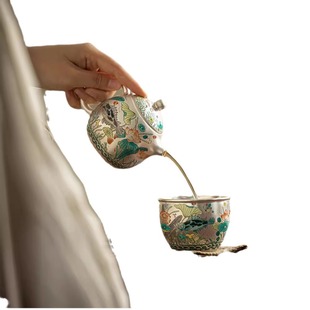 Серебряный чайник с рисунком из рыбных водорослей