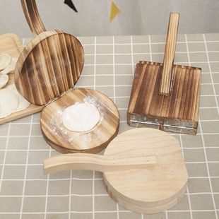 Новый ленивый человек катит булочки для прессования кожи вручную