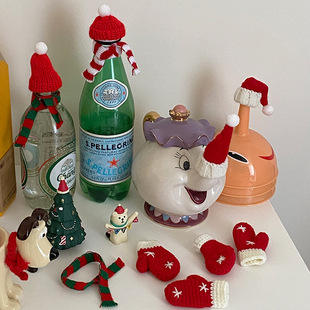 Busy homemade Christmas decoration New Year cute props Christmas decoration snowman wine bottle hat desktop Christmas tree