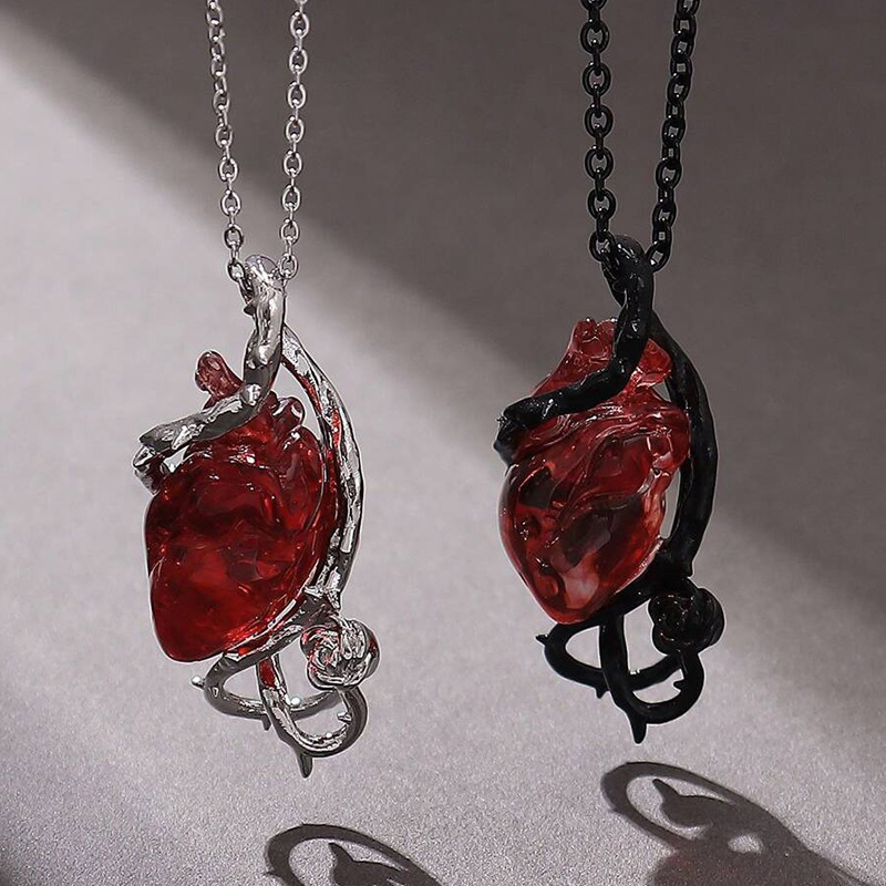 Popular Halloween Heart Couple Titanium Steel Necklace with Exaggerated Design, Thorns, Vines, Flowers, Clavicle Chain That Does Not Fade
