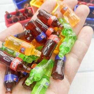 Mini Coke Sprite Круглосуточный магазин Оптовые аксессуары Ювелирные изделия Моделирование еды Играть Миниатюрная бутылка вина Игрушка для бутылок с напитками Украшения