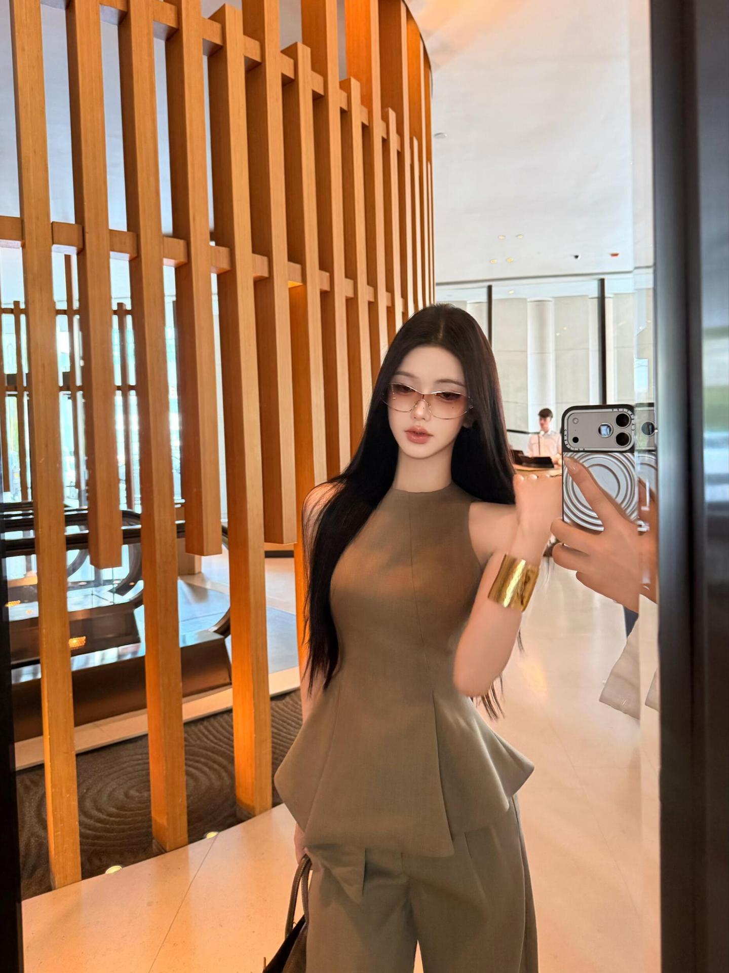 French-Style High-Intellectual Sleeveless A-Line Waist-Cinching Vest for Women, New Summer Model, Irregular Slim Fit, Elegant and Flattering top