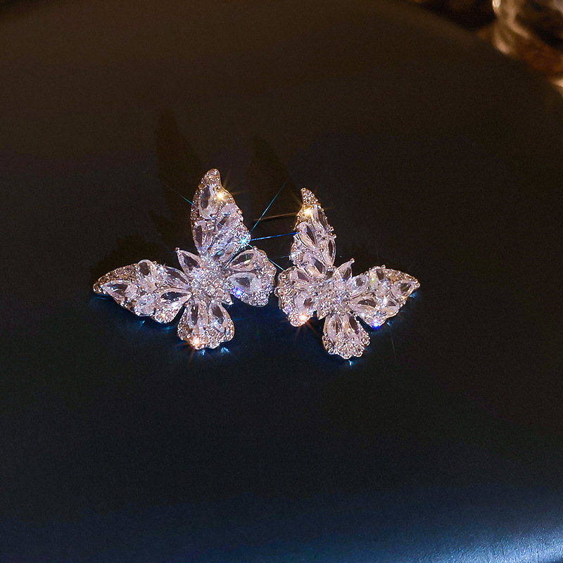 Sparkling ice flower diamond zircon sphere flower earrings, luxurious and sophisticated, fashionable and ethereal exquisite earrings.