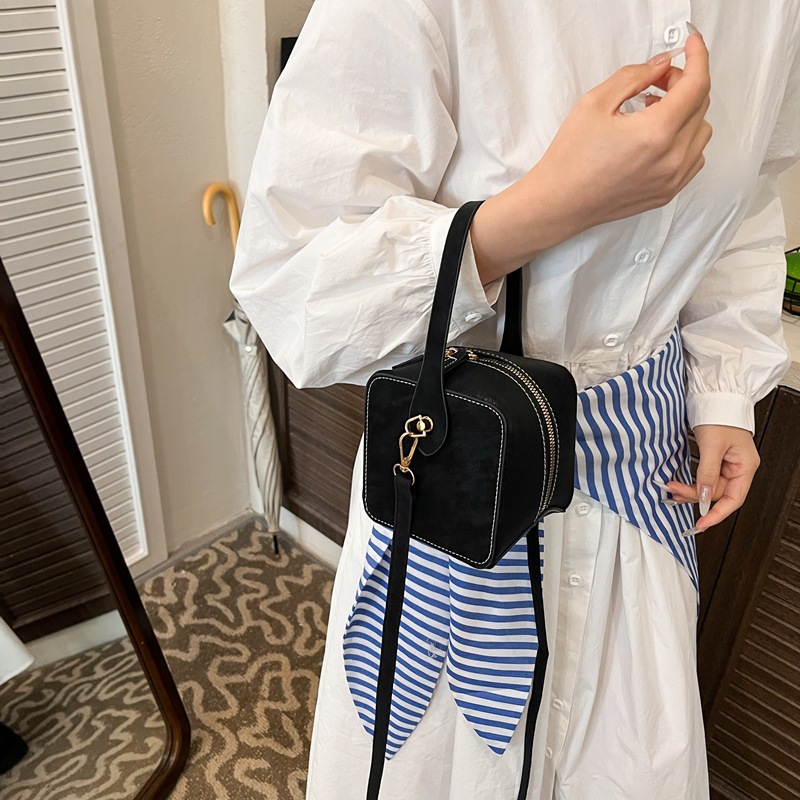 Wholesale Korean style personalized small square handbag for women, 2026 spring new retro niche shoulder bag for commuting crossbody bag