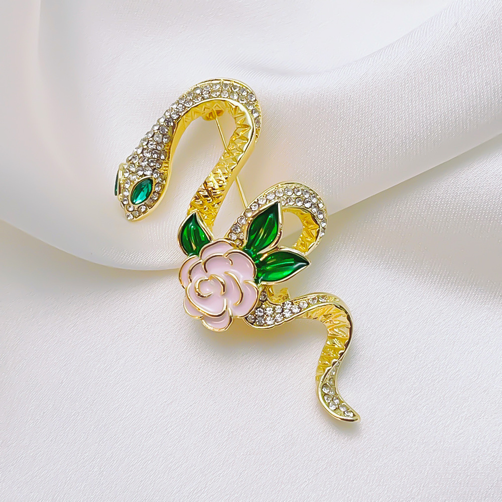 Rose and Snake Niche Design Green Leaf Brooch Luxury Animal Year Corsage Brooch Exquisite Suit Accessories