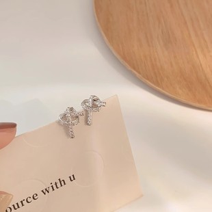 Design Sense Heart-shaped Knot Earrings Women's High-end All-match Small and Cold Style Simple Metal Geometric Zircon Earrings