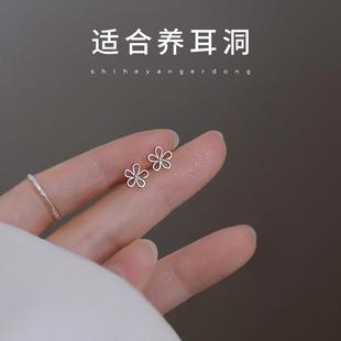 S925 Серебряные иглы Маленькие серьги со свежим цветком Серьги Женские серьги Дизайн шеста уха Высококачественный простой универсальный модный