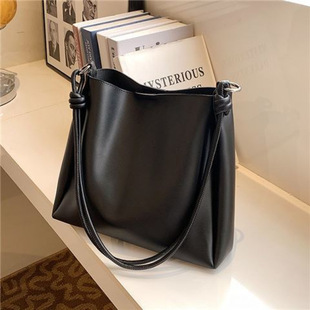 This year's popular bag women's large capacity 2022 new autumn and winter retro fashion shoulder bag texture high-end bucket bag