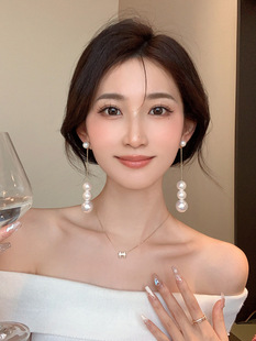 High-grade metal earrings Women's Light luxury niche design earrings cold style elegant retro unique exaggerated earrings
