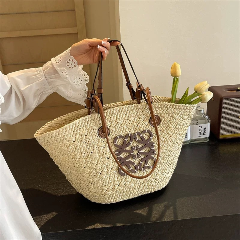 Wholesale French-style straw woven bags, large capacity, relaxed handmade woven tote bags, vacation style shoulder bags.