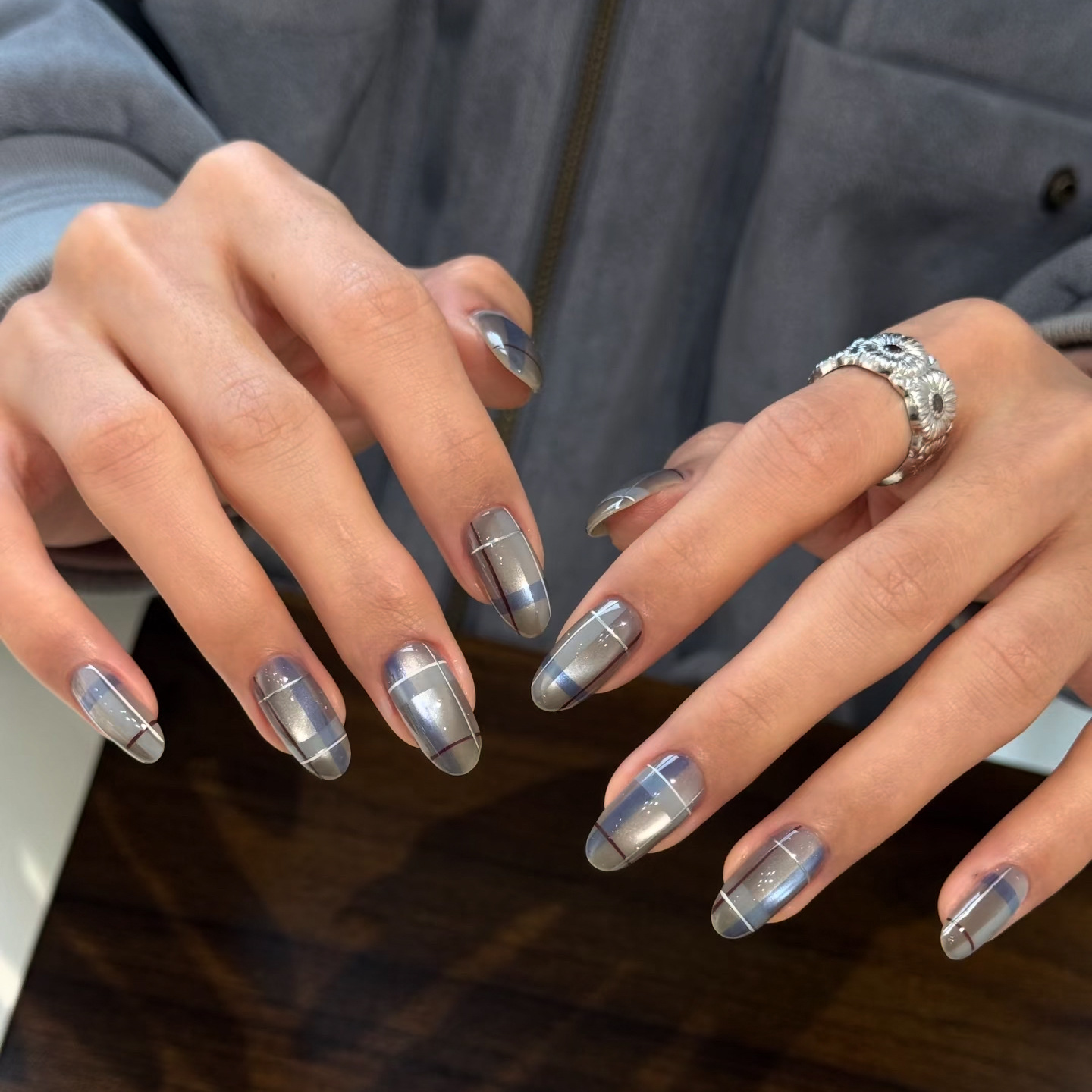 Wearable Nails with a Pure Handmade Feel, Gray-Blue Plaid Pattern, Cat-Eye Manicure, British Style, High-End Feel, and Skin-Brightening Effect