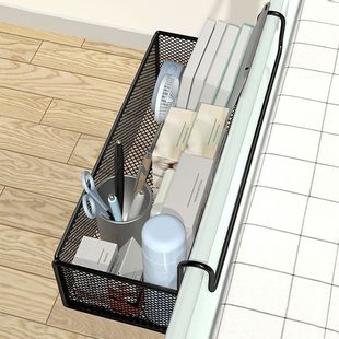 Корзина на кровати с тонкой сеткой