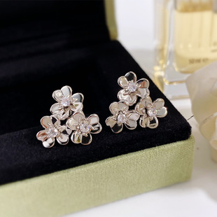 European and American fashion jewelry wholesale hot selling simple temperament light luxury Clover smooth Diamond Flower Earrings