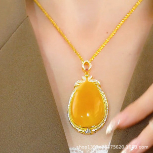 New Water Drops Imitation Agate Pendant Necklace Ice Yellow Beeswax Retro Clavicle Chain High-end Elegant Elegant Holiday Gift