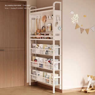 Книжная полка за дверью