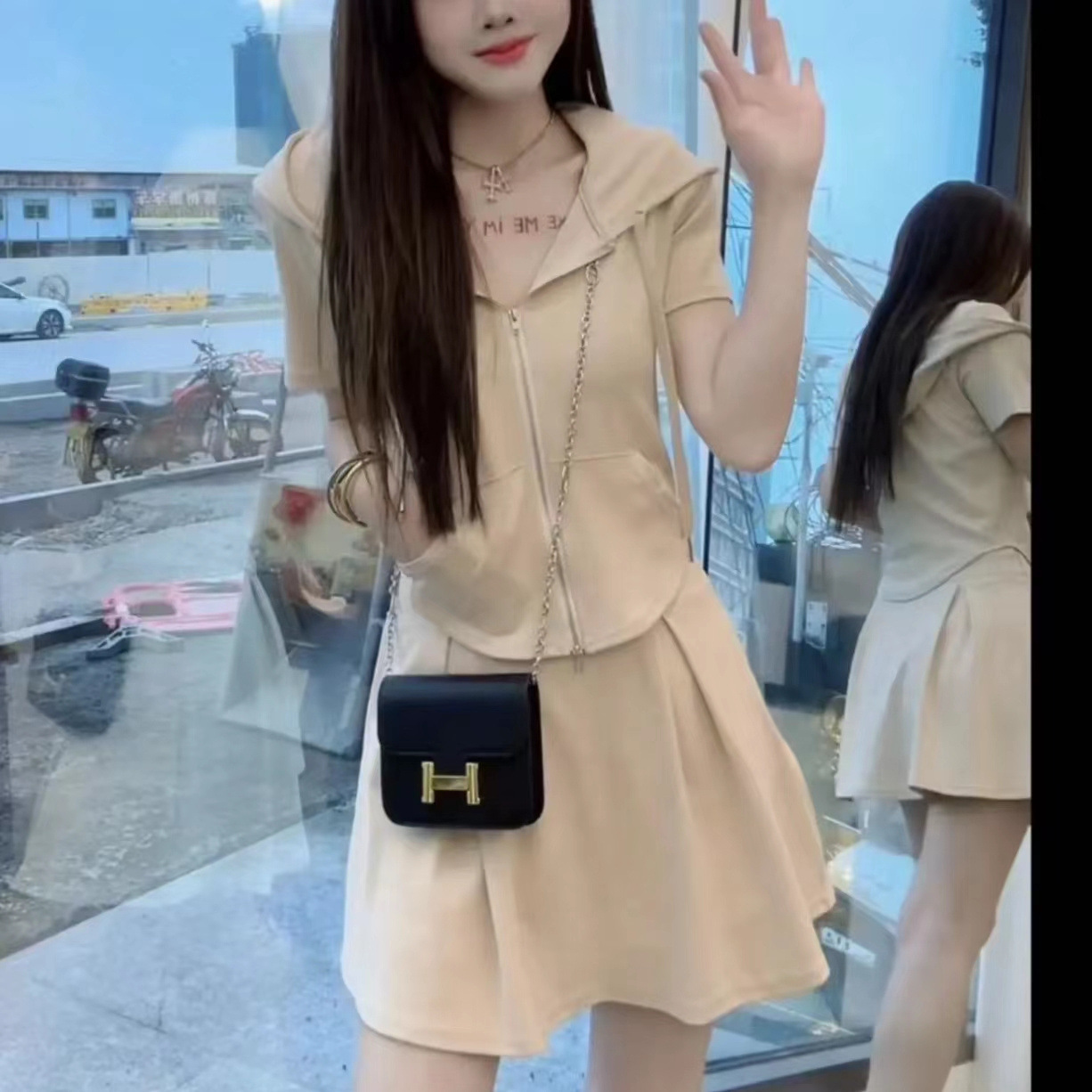 작은 남자는 스포츠 캐주얼 세트 culottes 2024 여름 새로운 장난기 넘치는 활기 넘치는 투피스 세트 착용합니다.