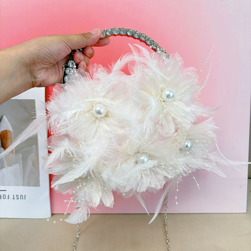 Sweet and elegant evening bag with simple style, fresh and fashionable design, feather and pearl shimmering, diamond-encrusted handbag.