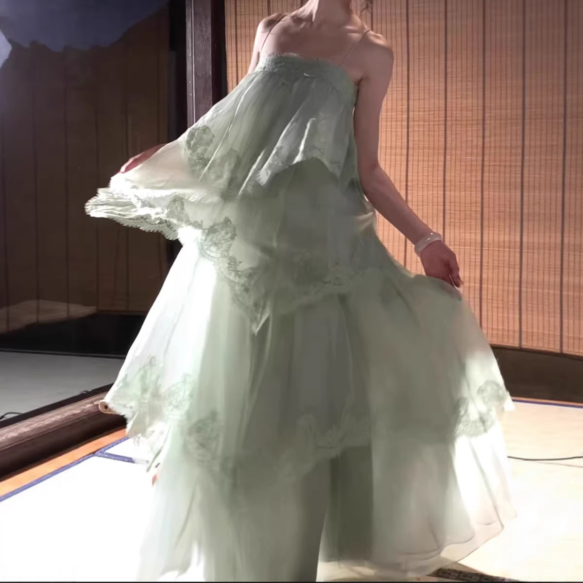 【Light Trace】French-Style Lace Strap Dress with a Large Hem for Women, Gentle Style, Slimming Cake Dress for Vacation